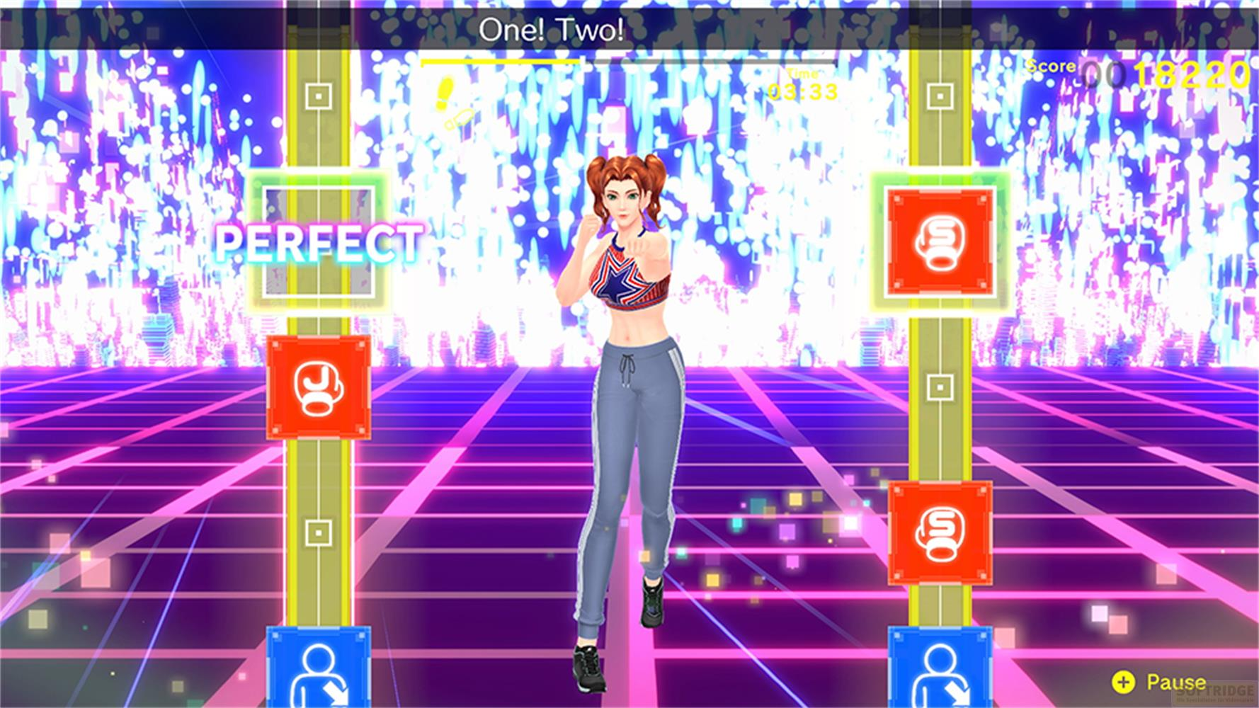 Eine Frau boxt in einem Videospiel mit "PERFEKT"-Anzeige und Neonlichtern.