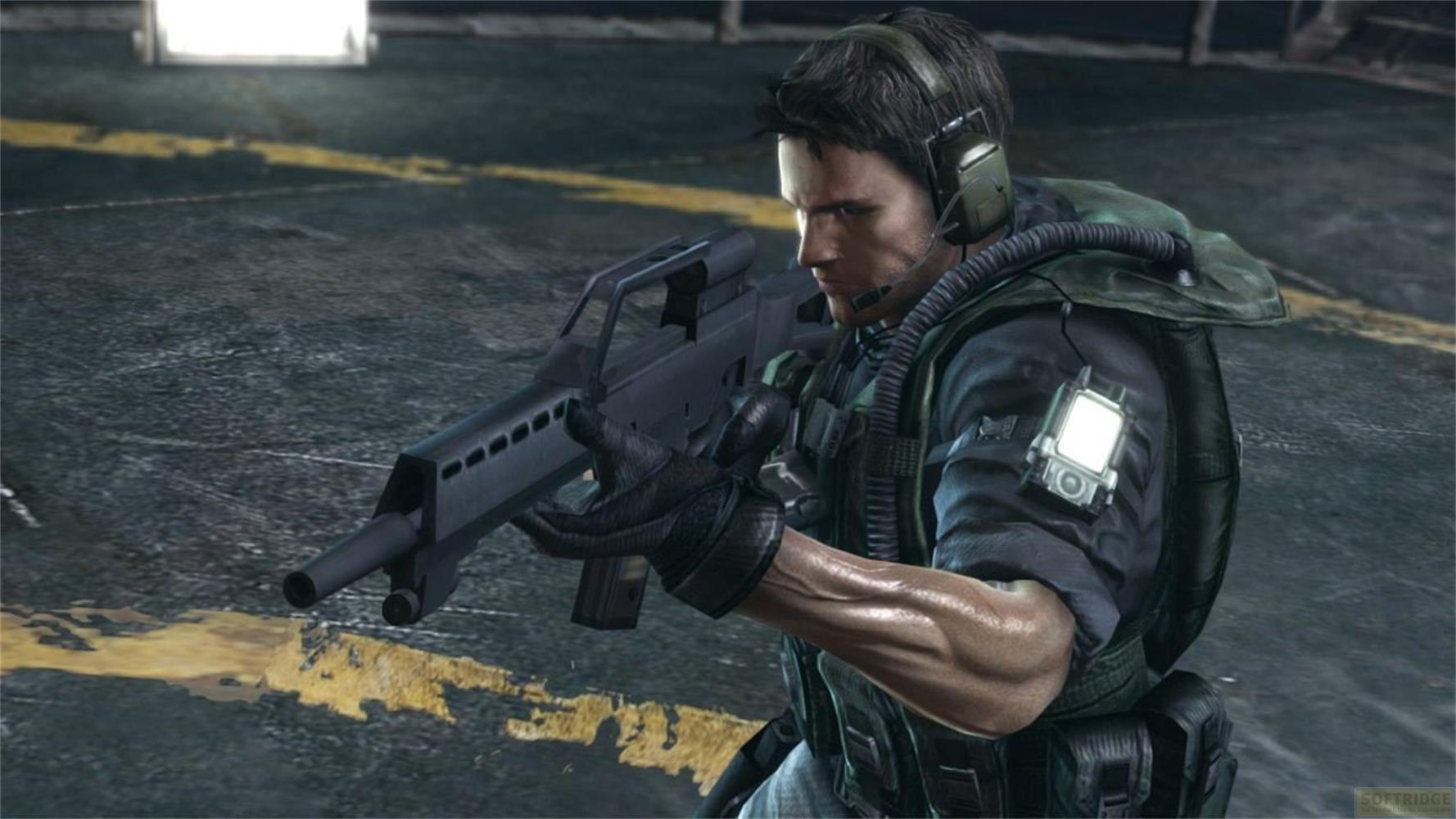 Mann in Militäruniform hält Gewehr, trägt Headset und Weste.