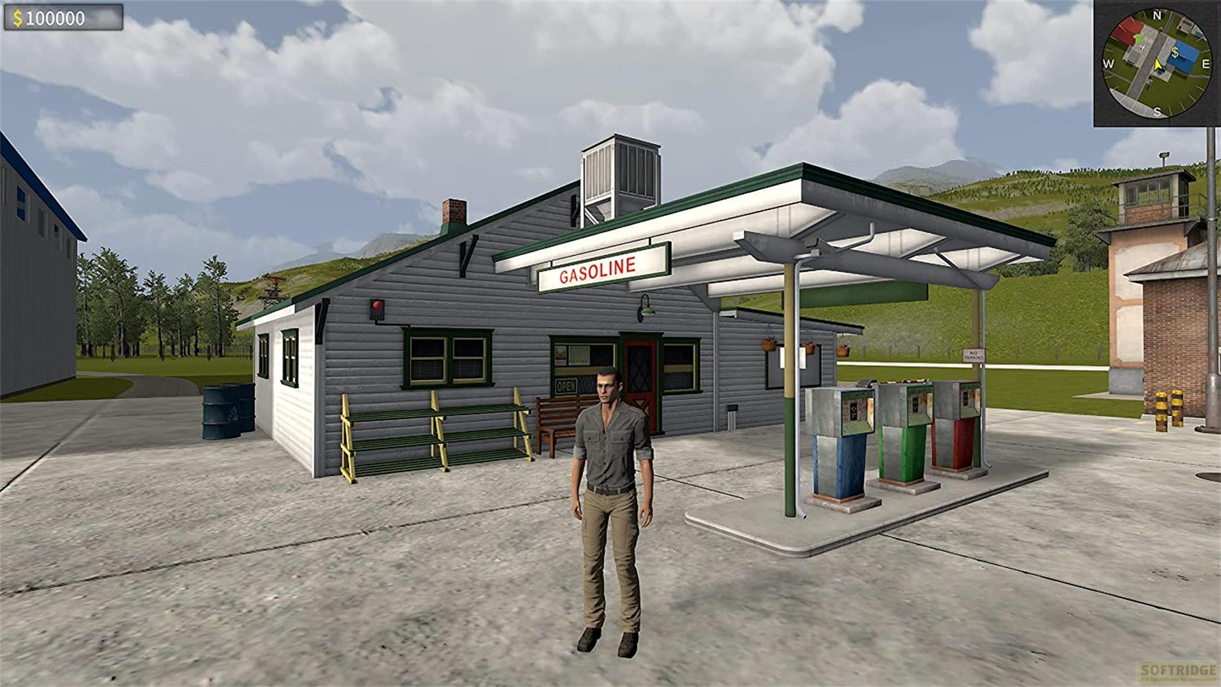 Ein Mann steht vor einer Tankstelle mit drei Zapfsäulen. Das Gebäude ist grau.