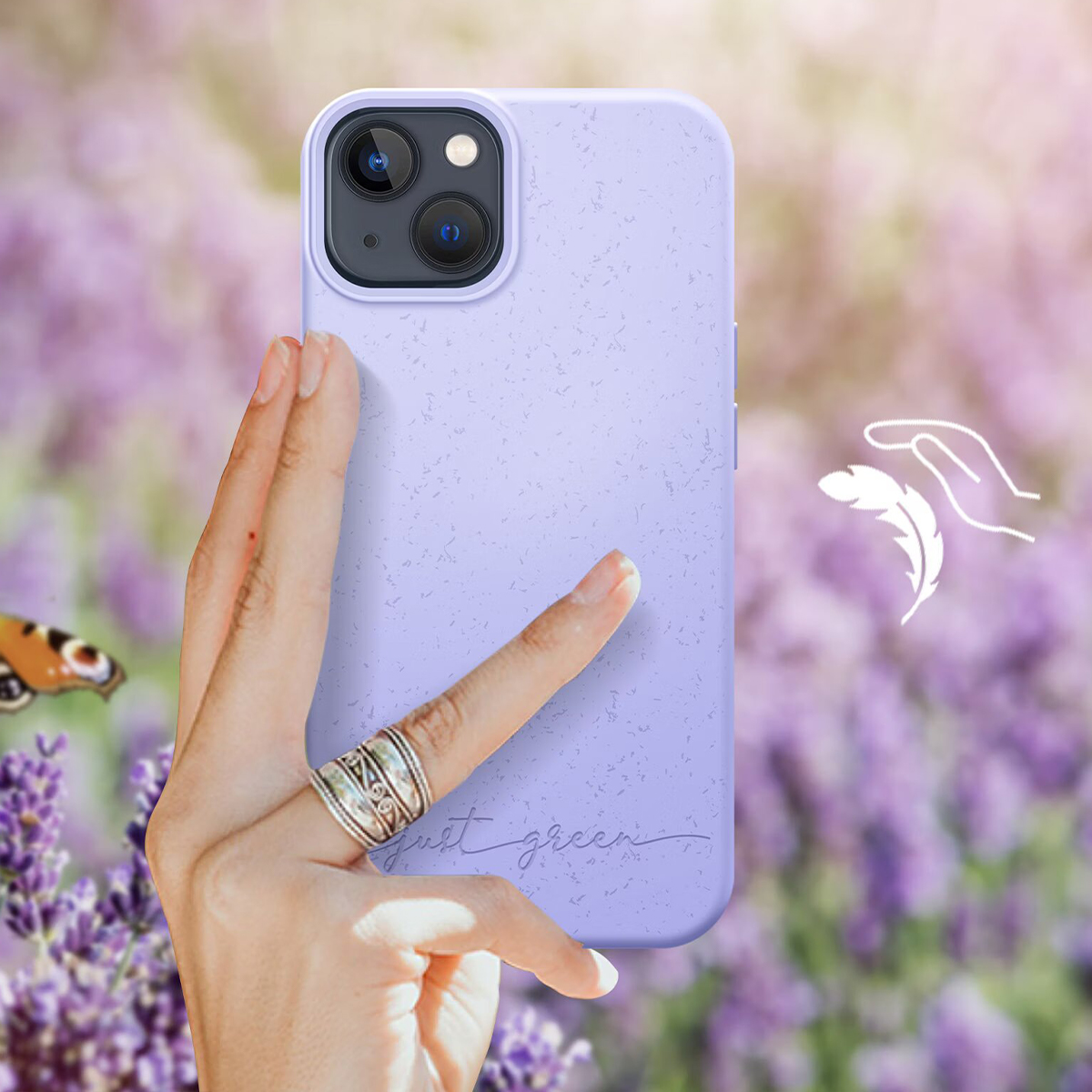 Una mano tiene una custodia viola per iPhone davanti alla lavanda in fiore con una farfalla.