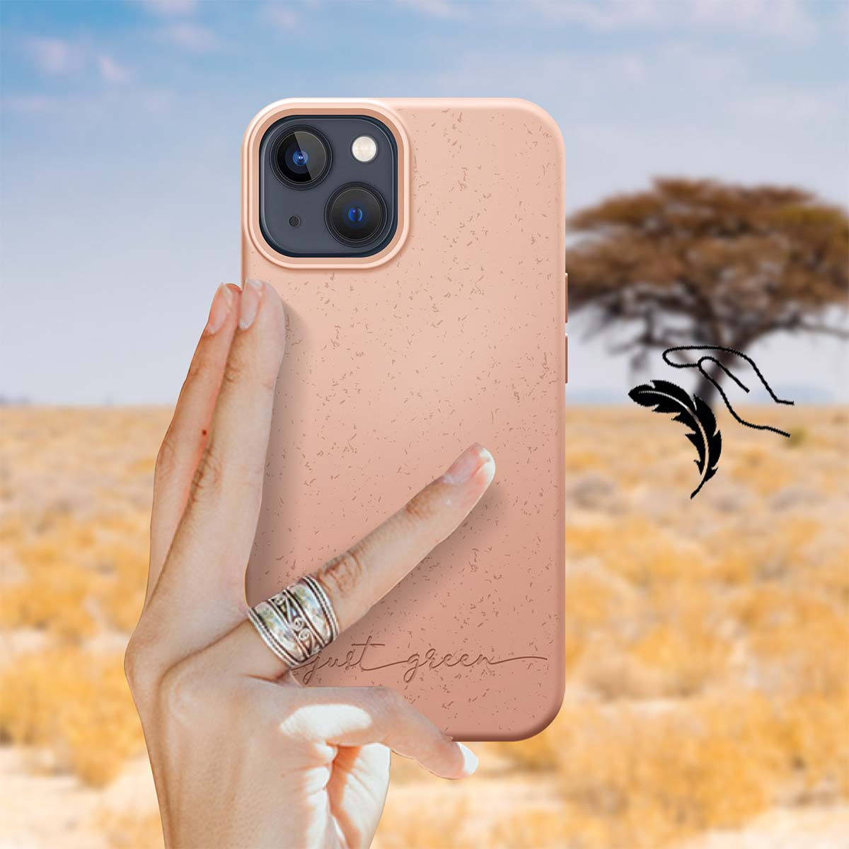 Una mano tiene una cover rosa per telefono con silhouette di albero e piuma.