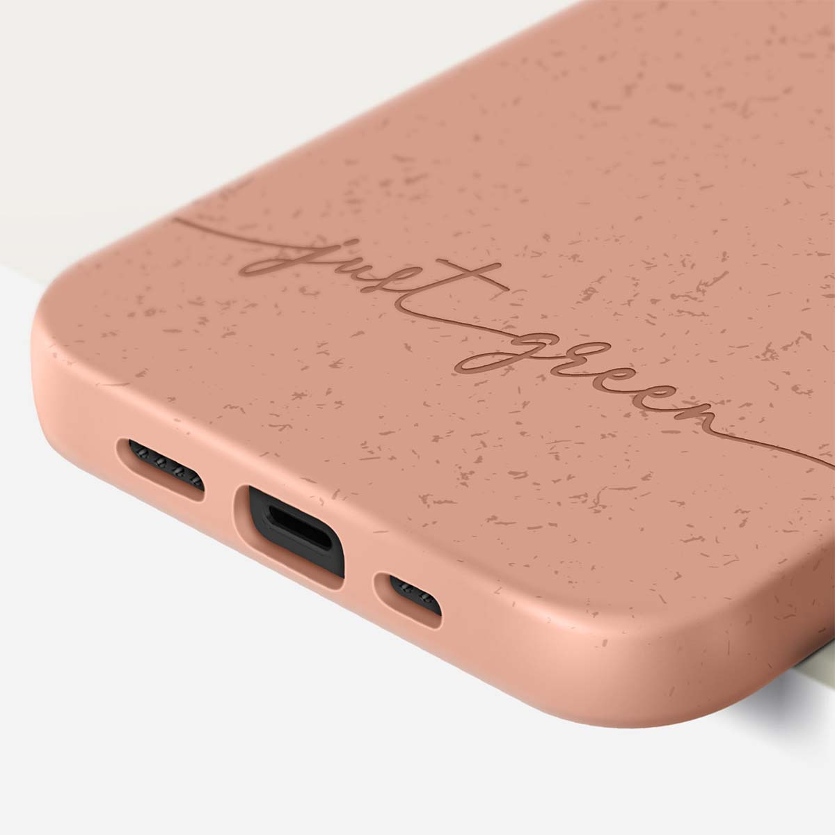 Una cover rosa per telefono con testo in rilievo "Just green".