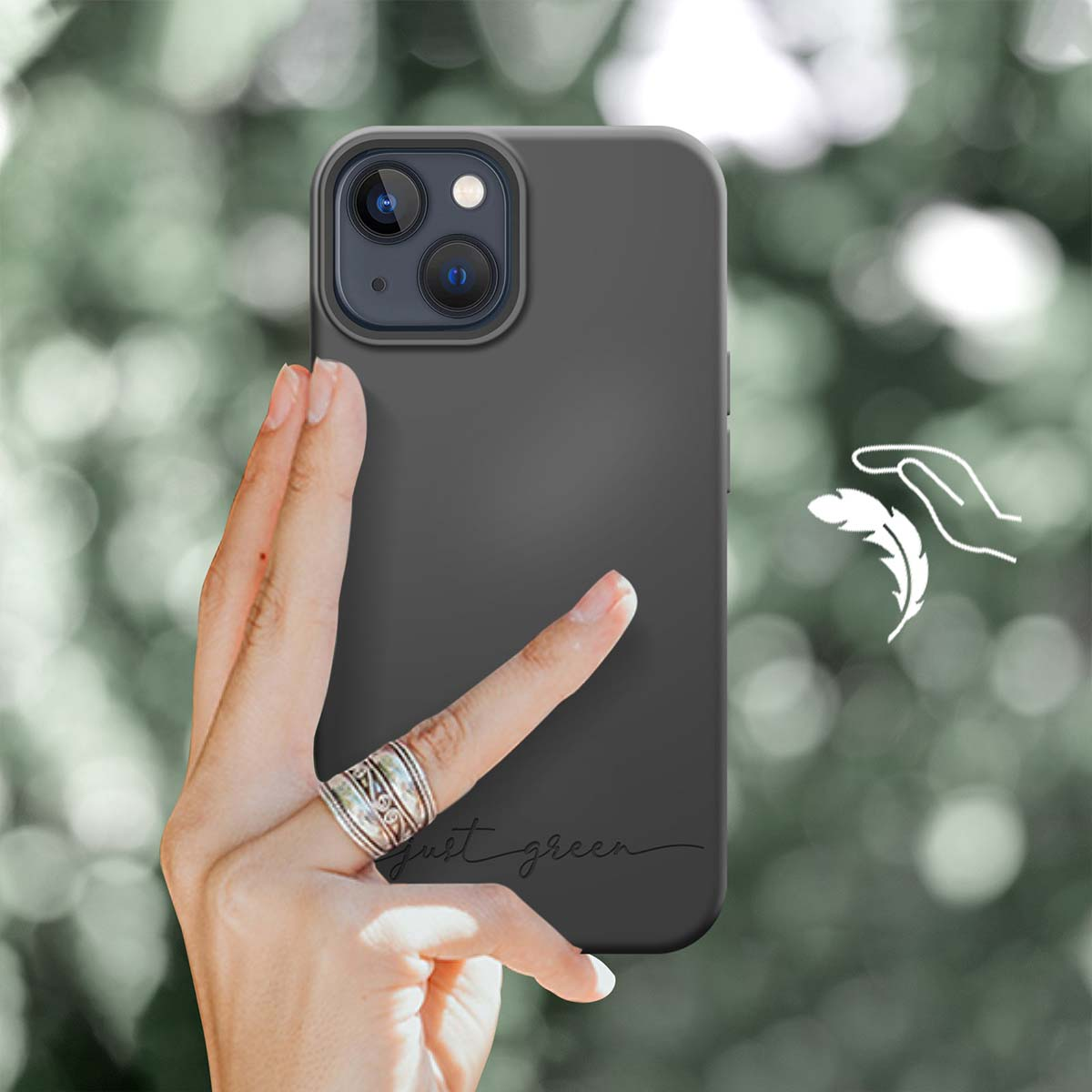 Una mano tiene un telefono scuro con fotocamera. "Just green" è stampato.