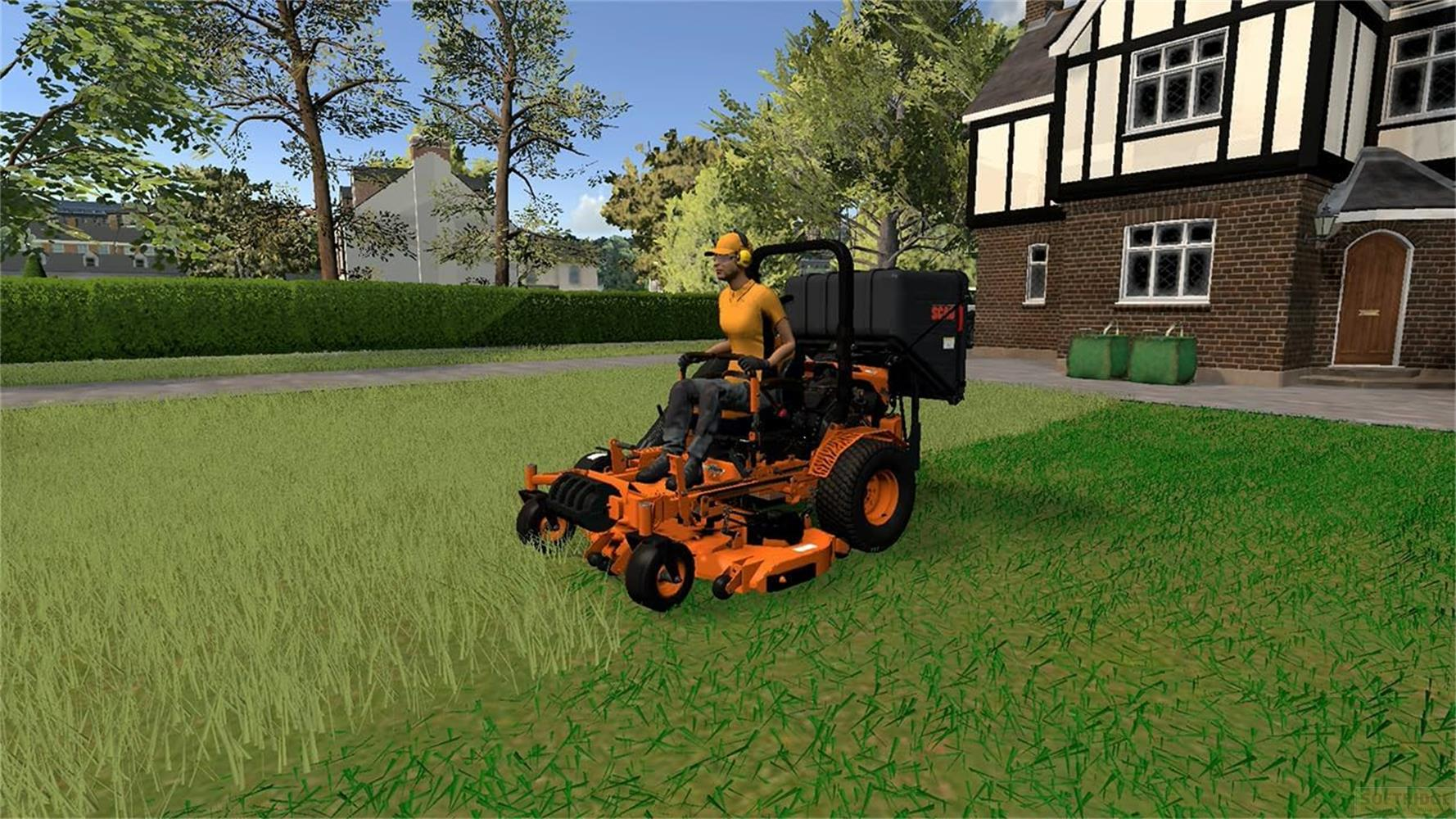 Eine Person mäht auf einem orangen Aufsitzmäher mit schwarzem Tank Rasen in einem gepflegten Garten.