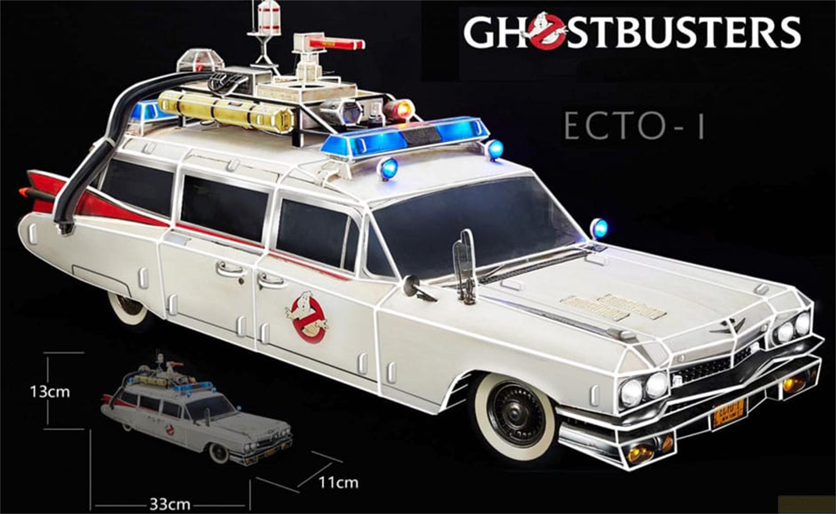 La voiture blanche Ecto-1 des Ghostbusters avec gyrophares bleus et équipement.