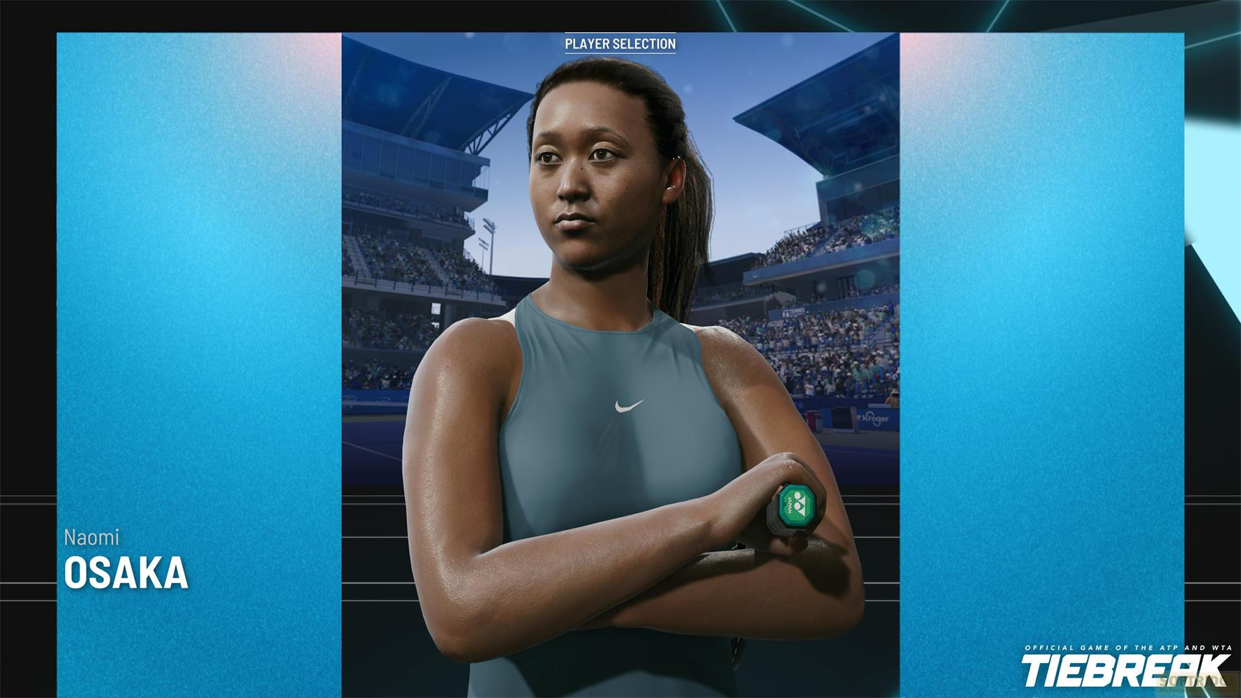 Naomi Osaka in einem blauen Top vor einem Tennisstadion.