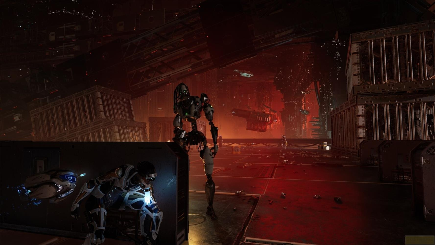Ein Roboter und ein Mensch in Rüstung stehen in einer dunklen, industriellen Halle mit roten Lichtern.