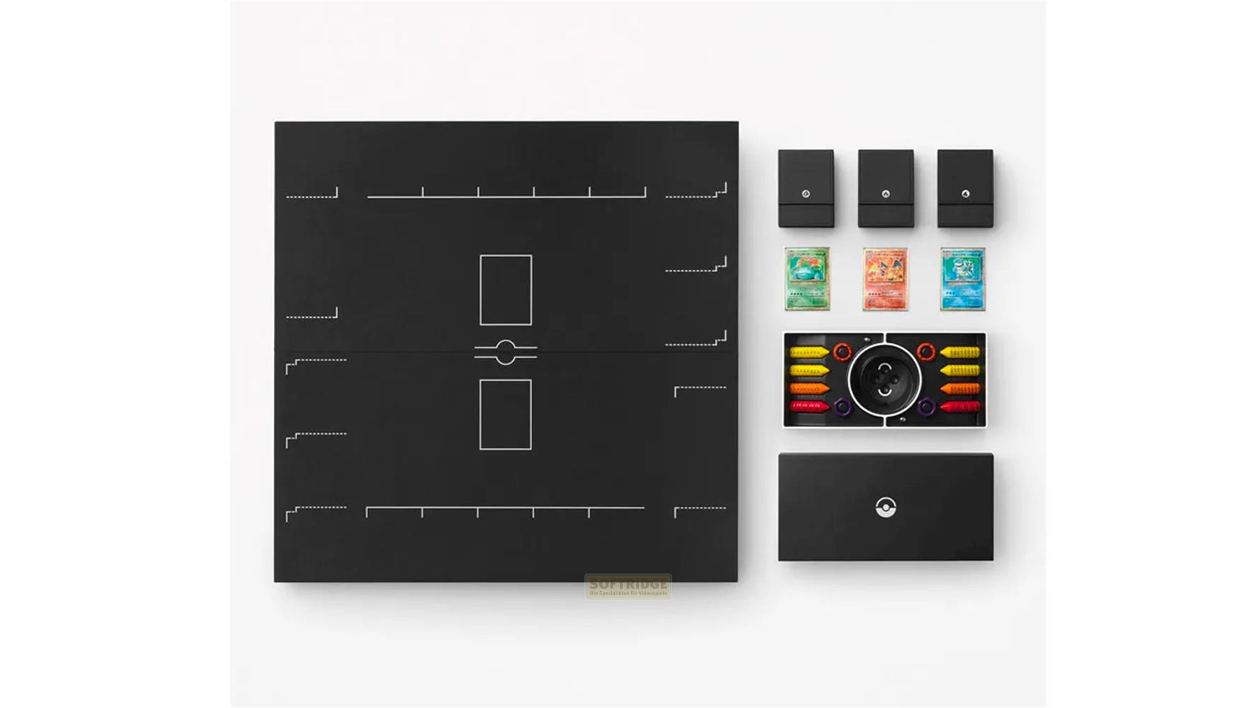 Tapis de jeu noir avec marquages, trois cartes, boîte d'accessoires colorée et boîte avec un Poké Ball.