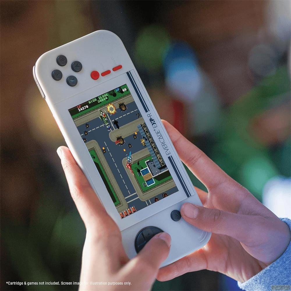 Persona sostiene un dispositivo de juego portátil blanco con un juego arcade en pantalla.