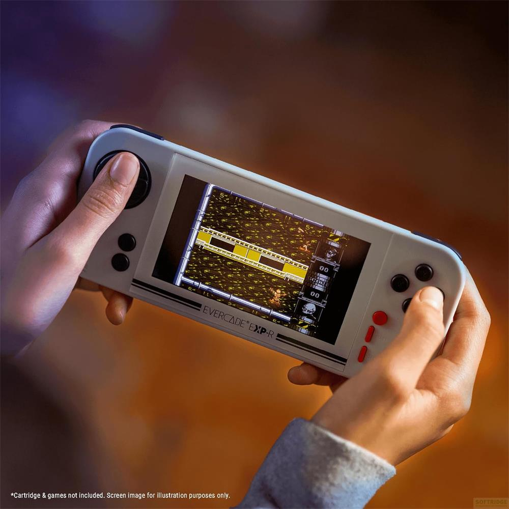 Una persona sostiene una consola de juegos portátil blanca con un juego en su pantalla.
