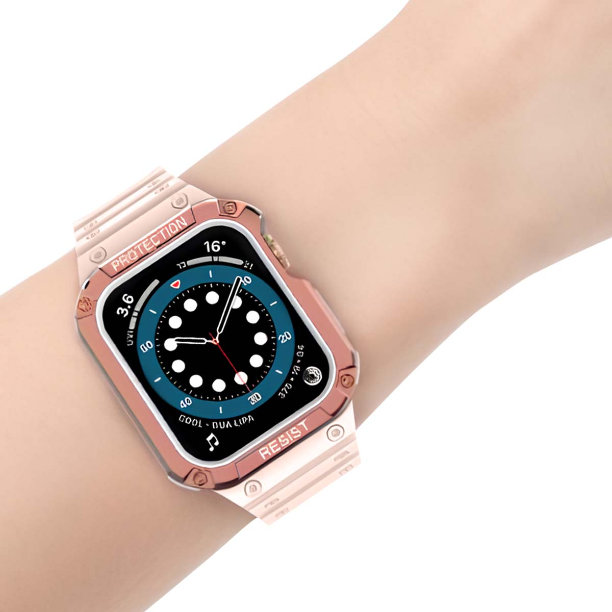 Uno smartwatch color oro rosa con custodia protettiva indossato su un braccio.