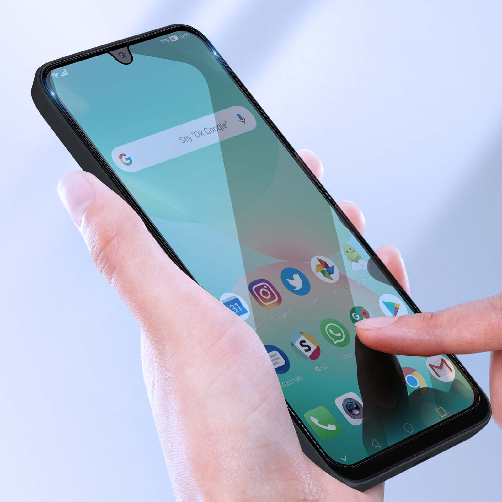 Una mano tiene uno smartphone con sfondo blu e icone di app.