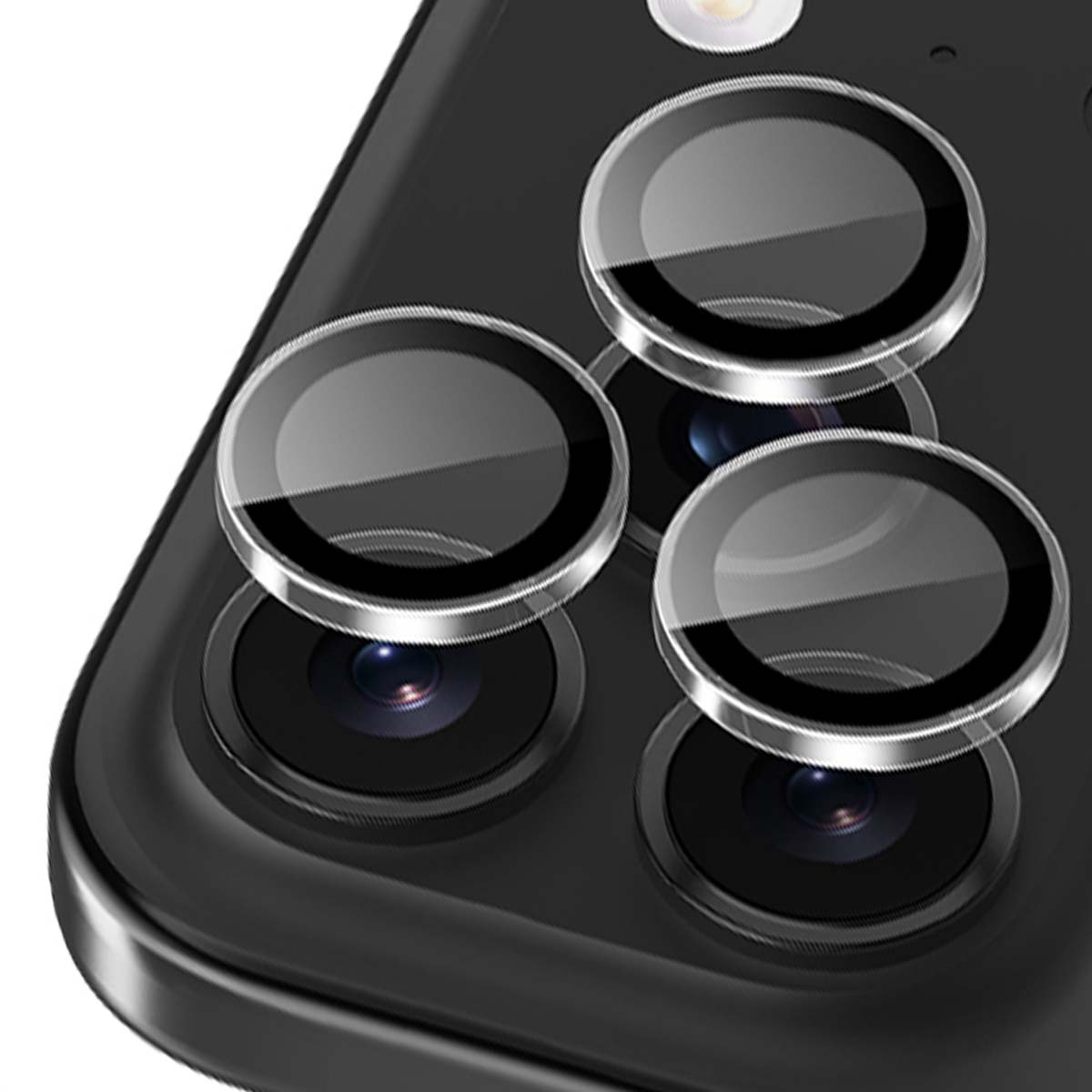 Drie ronde, heldere screenprotectors met zilveren randen op een zwarte telefooncamera.