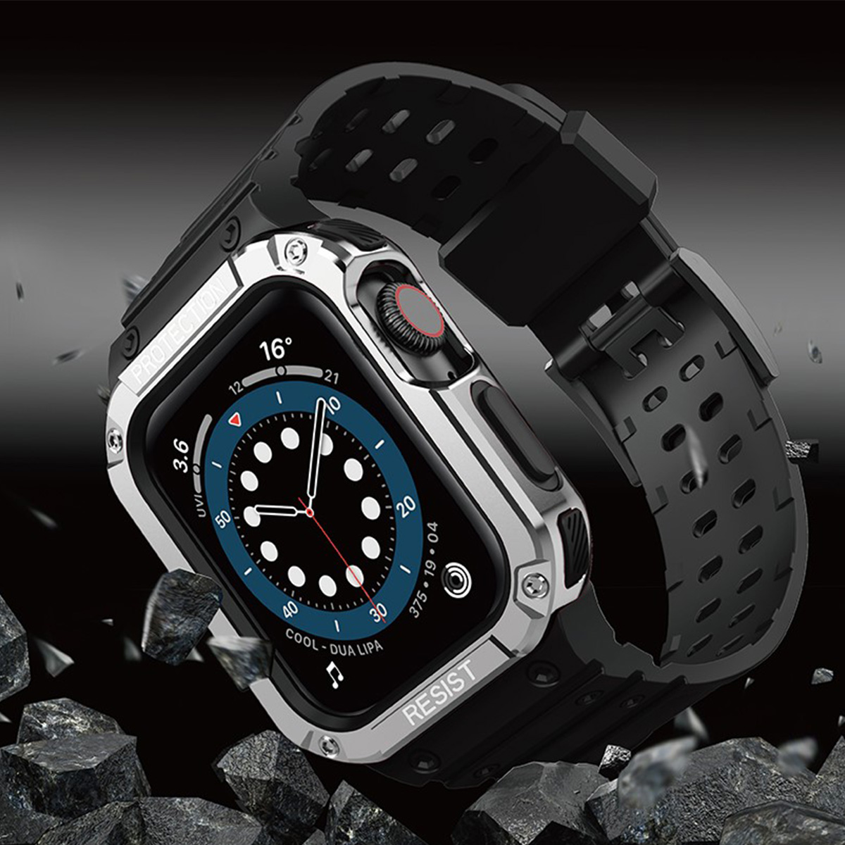 Uno smartwatch robusto con cinturino nero e cassa argentata su sfondo scuro.