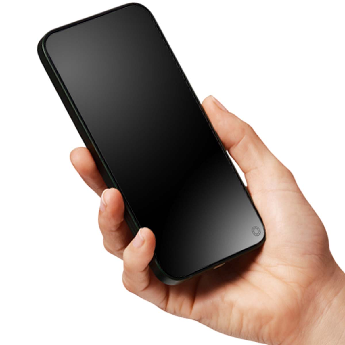 Een hand houdt een zwarte smartphone met een leeg scherm vast.