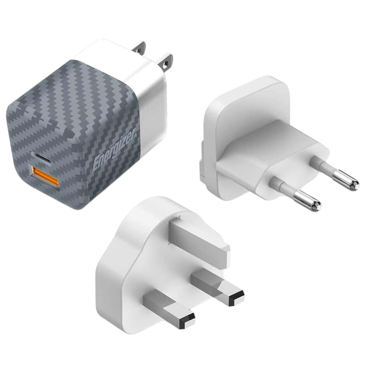Un alimentatore Energizer con motivo grigio e due adattatori da viaggio bianchi.