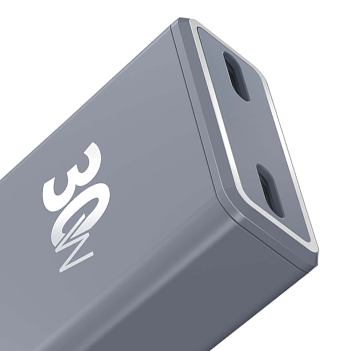Caricatore grigio con marchio 30W e due porte USB.