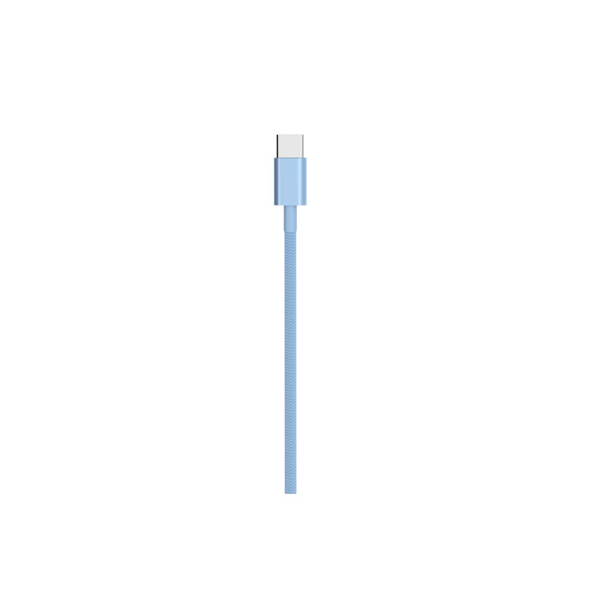 Un cable USB-C azul claro con cubierta de tela sobre fondo blanco.