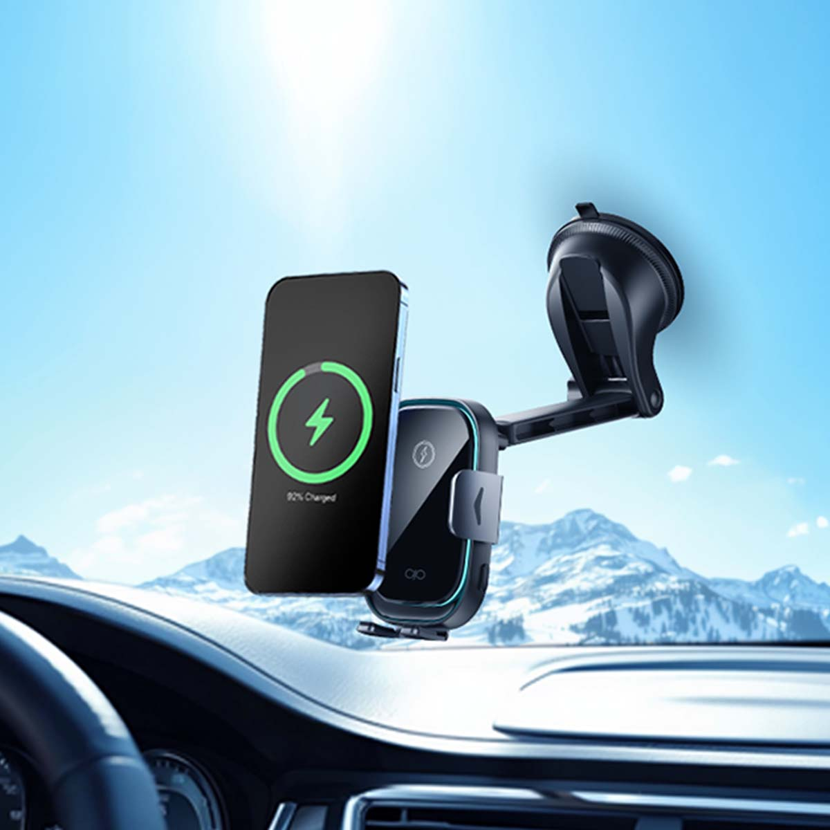 Uno smartphone è tenuto da un supporto per auto. Mostra il 92% di carica.