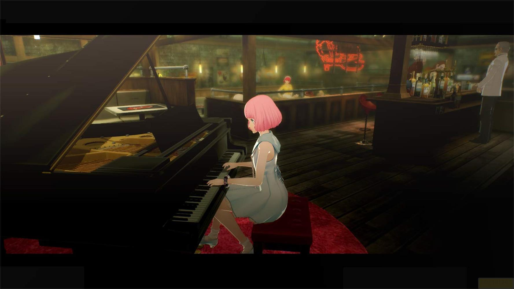 Une femme aux cheveux roses joue du piano dans un bar. Un bar est visible à l'arrière-plan.