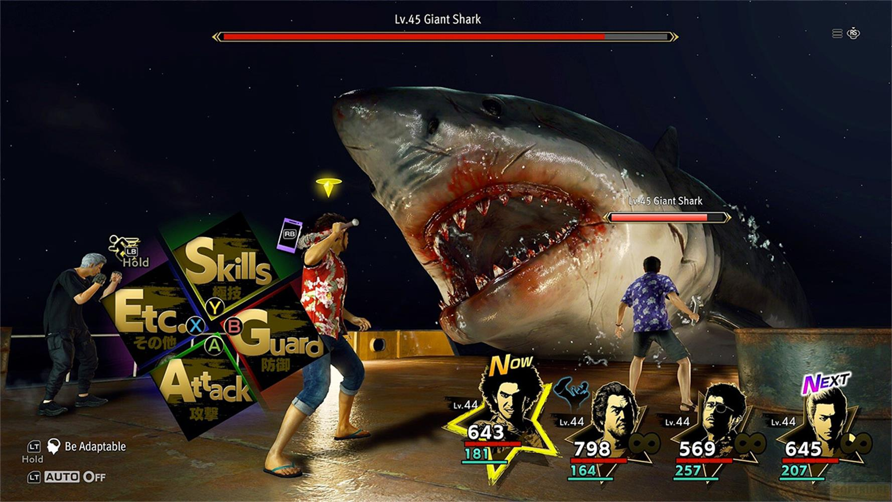 Un requin géant attaque dans le noir pendant que les personnages se battent. Menus visibles.