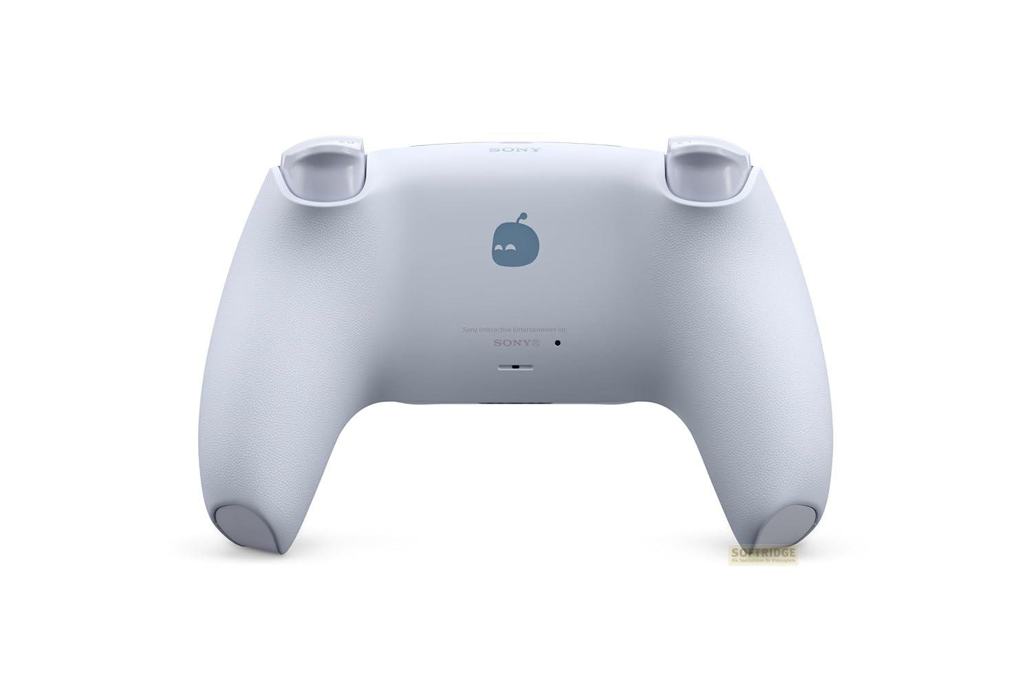 Parte trasera de un mando azul claro con logo de Sony y un pequeño icono de manzana.