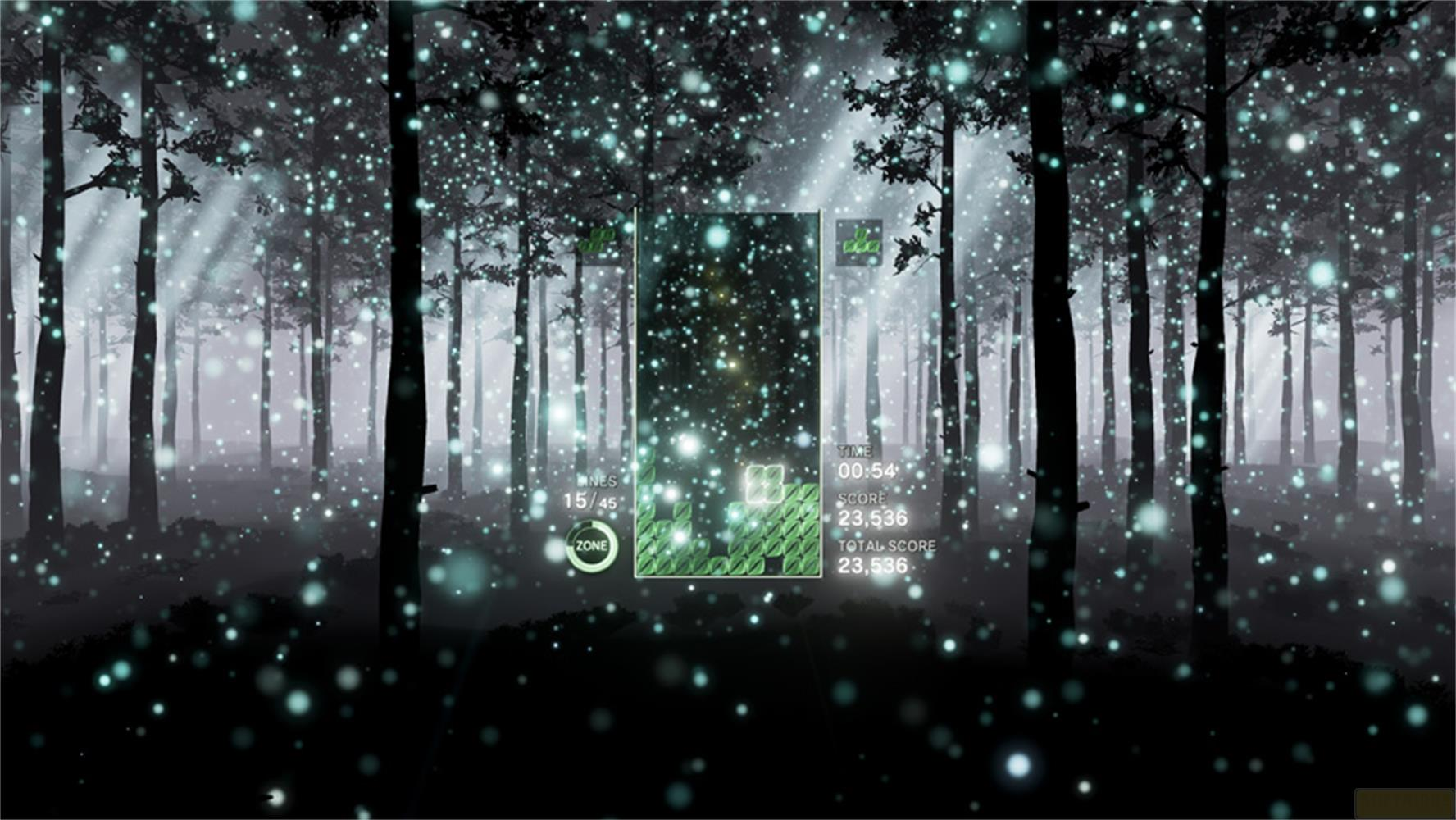 Ein verwunschener Wald bei Nacht mit Glühwürmchen und einem Tetris-Spiel.