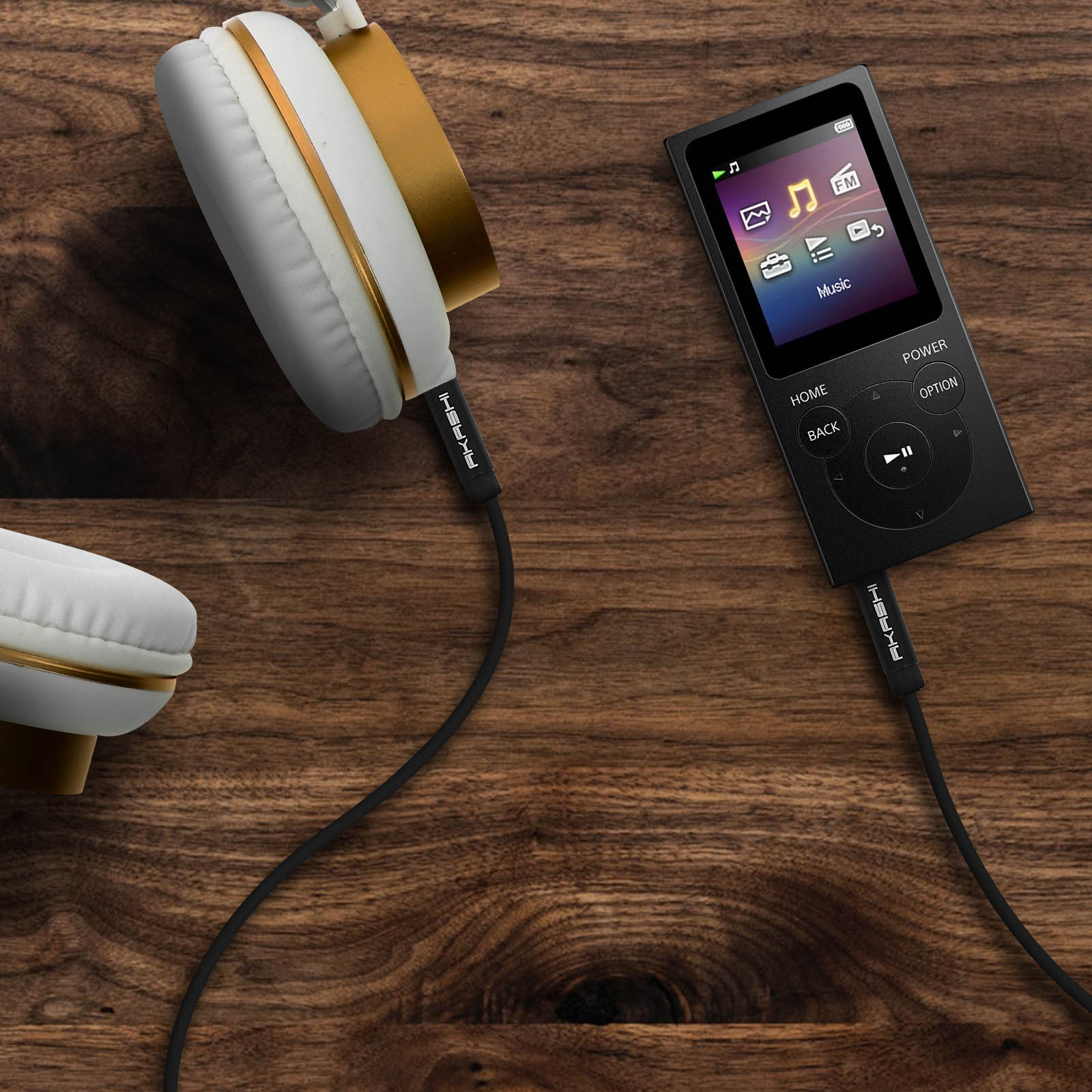 Ein schwarzer MP3-Player mit Kopfhörern liegt auf einer Holzoberfläche.