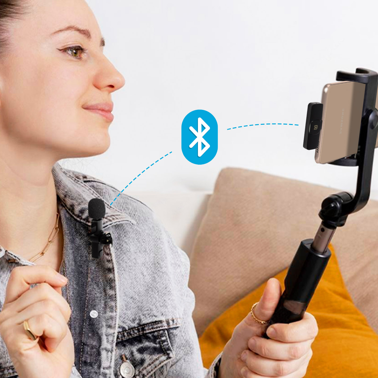 Donna con microfono e smartphone su gimbal con icona Bluetooth.