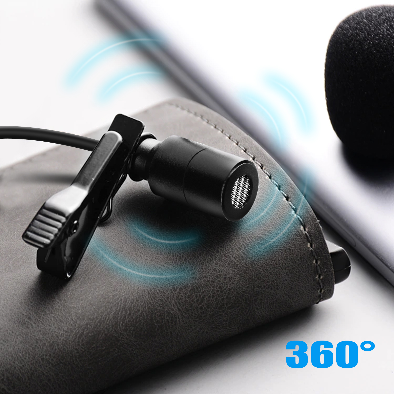 Microfono a clip nero su pelle scura, con onde sonore blu e 360°.