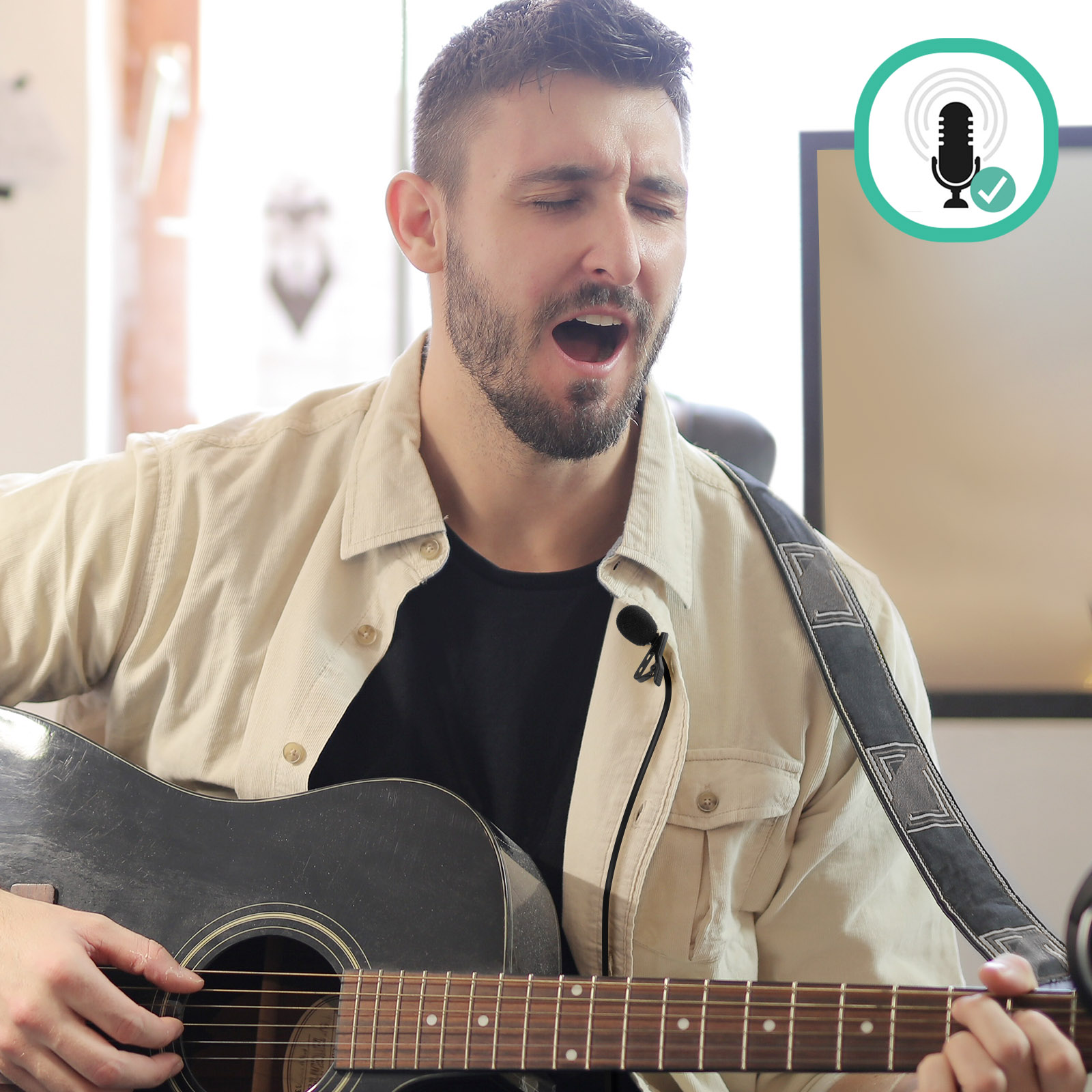 Uomo canta e suona chitarra, con microfono lavalier. Icona podcast.