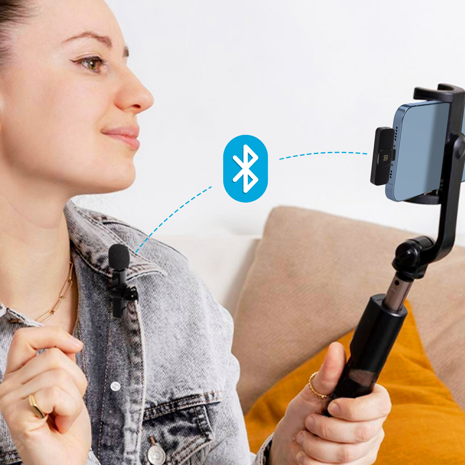 Donna con microfono lavalier, telefono su gimbal e simbolo Bluetooth