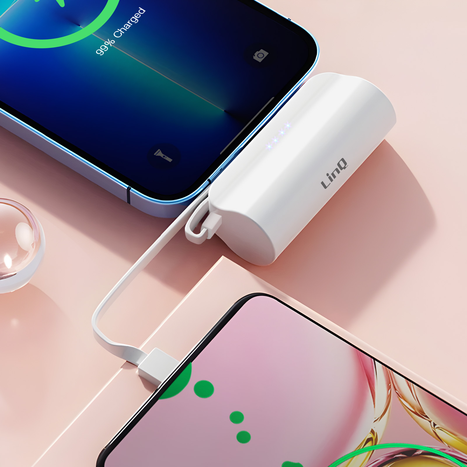 Un caricabatterie bianco collega due smartphone, uno mostra 99% carico.