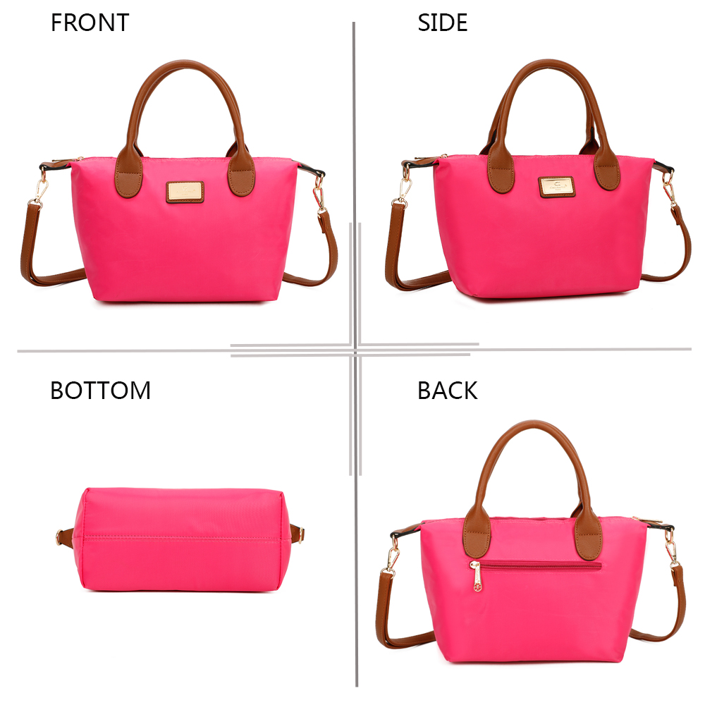 Vier Ansichten einer kleinen, leuchtend pinken Handtasche mit braunen Griffen und Riemen.