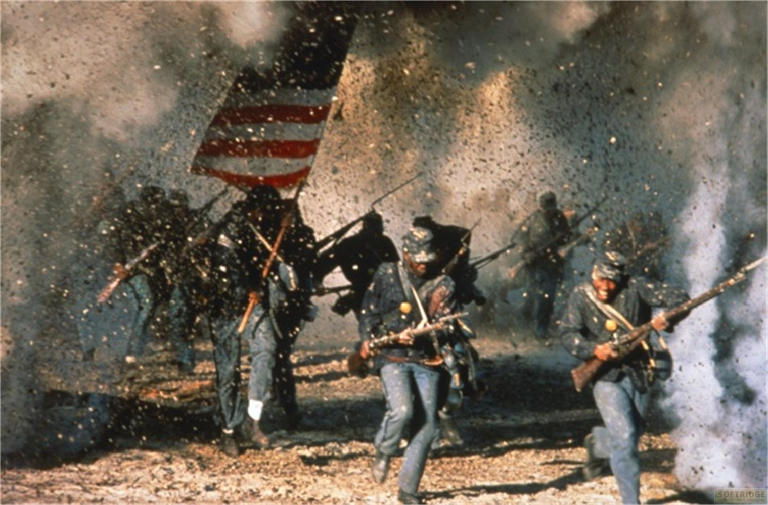 Des soldats de la guerre de Sécession chargent avec un drapeau, entourés de fumée et de débris.