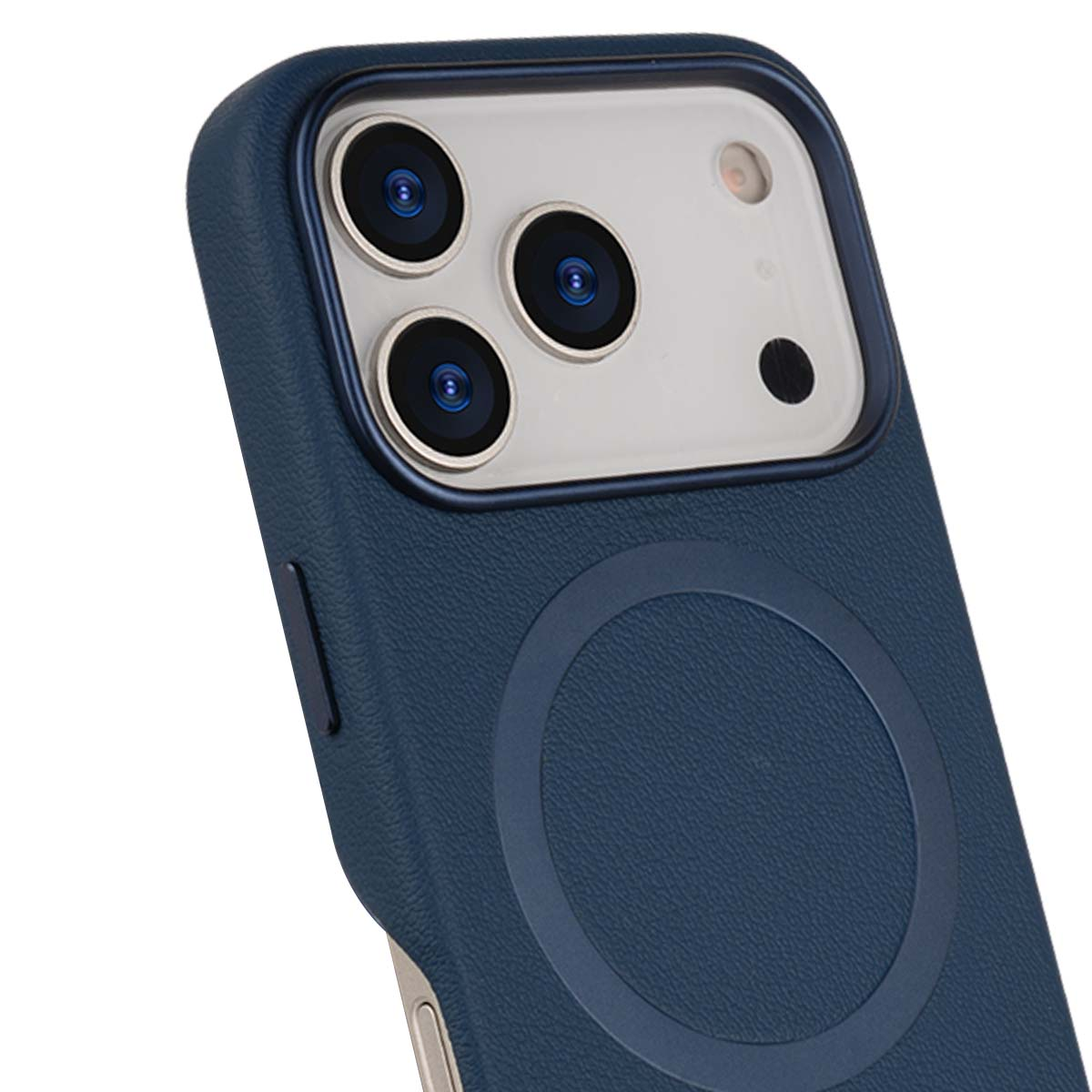 Custodia blu scuro per telefono con tre fotocamere e anello magnetico.