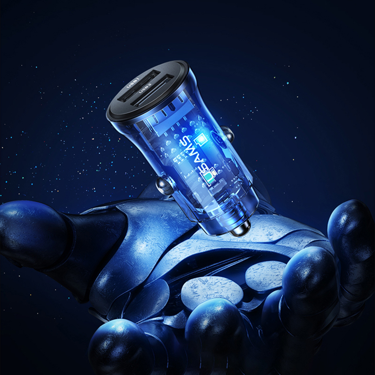 Un caricabatterie USB per auto blu trasparente con circuiti luminosi in una mano metallica.