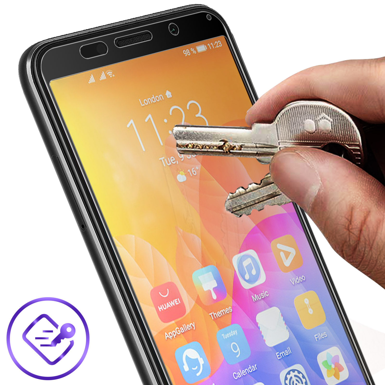 Una chiave si avvicina allo schermo di uno smartphone con pellicola protettiva.