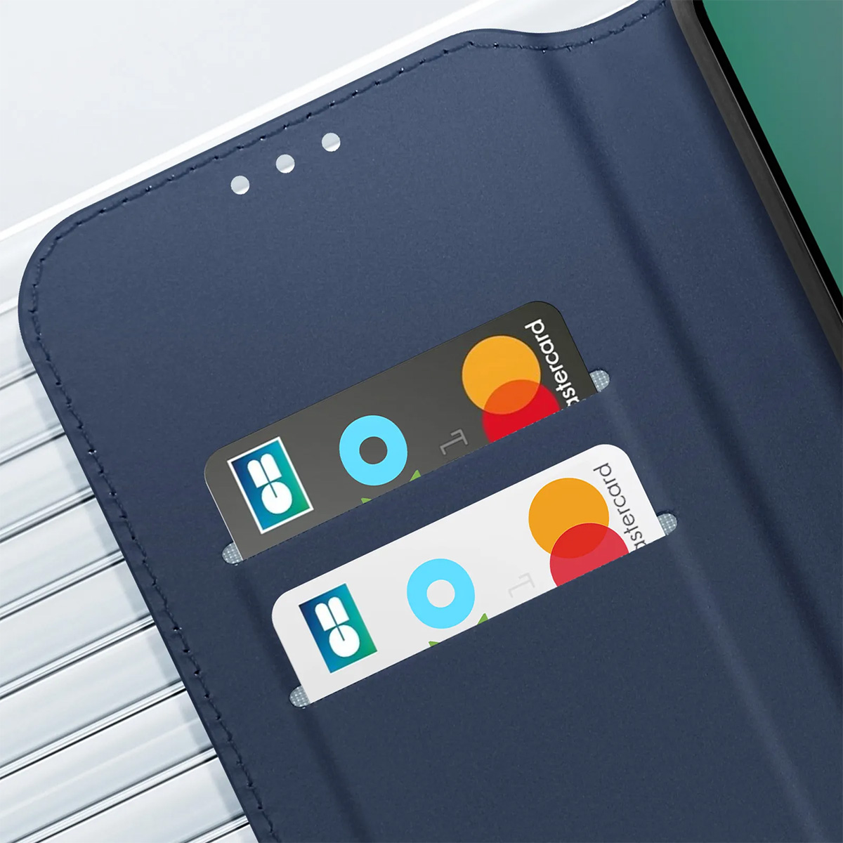 Custodia blu con due tasche per carte contenenti carte di credito.