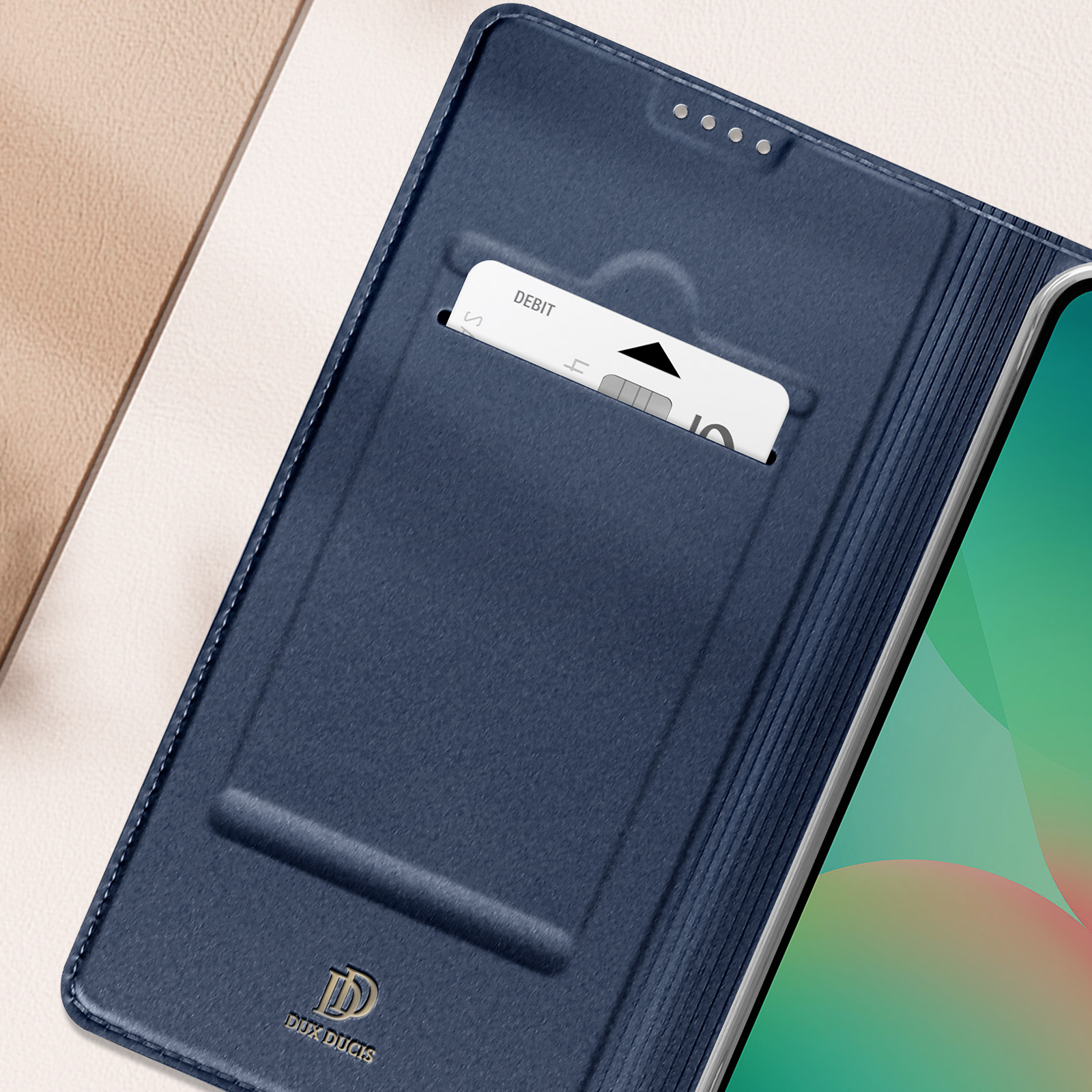 Custodia blu scuro per telefono con slot per carte e carta DEBIT.