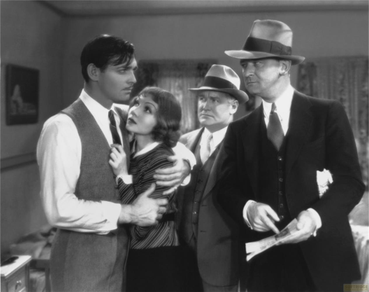 Quatre personnes en tenue des années 1930 se tiennent ensemble dans une pièce.