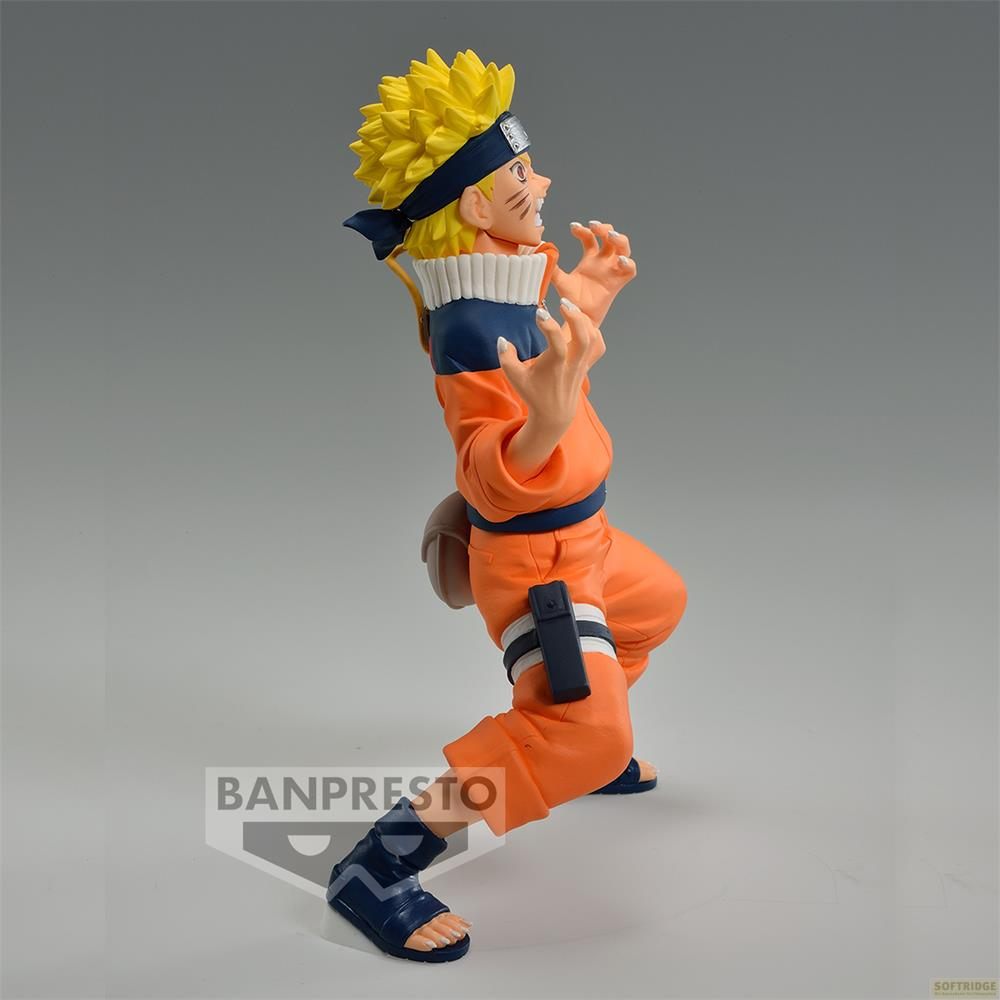 Naruto Figur in orangefarbener Kleidung mit Stirnband kniet auf dem Boden.