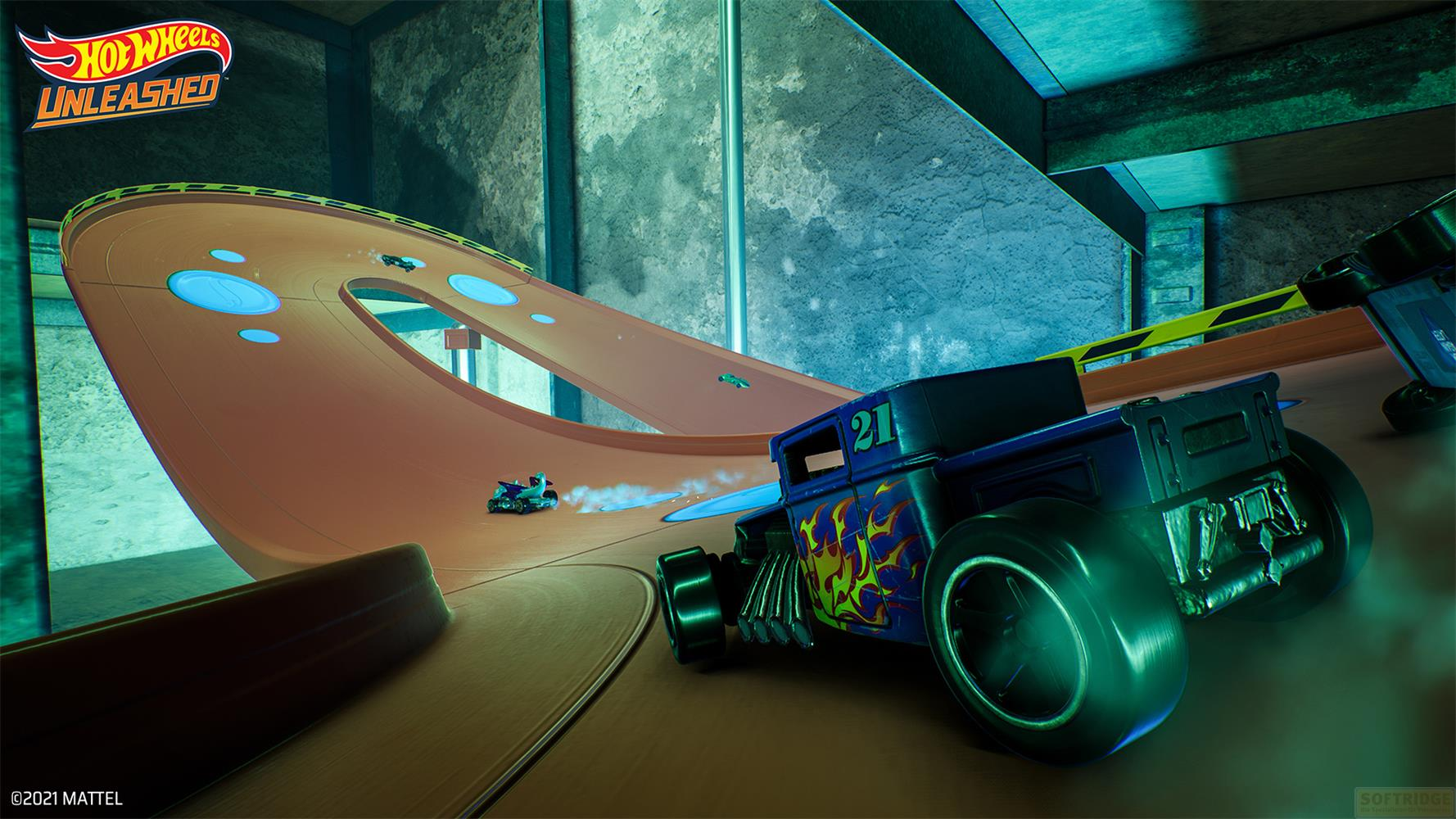 Hot Wheels Spielzeugautos auf einer orangefarbenen Rennstrecke mit blauen Kreisen.