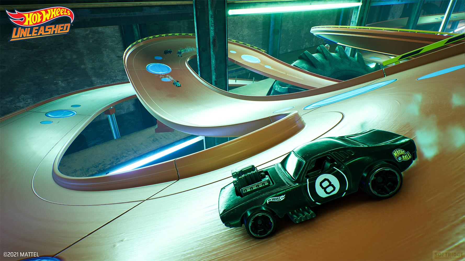 Ein schwarzes Hot Wheels-Auto mit der Nummer 8 darauf, auf einer orangen Strecke.