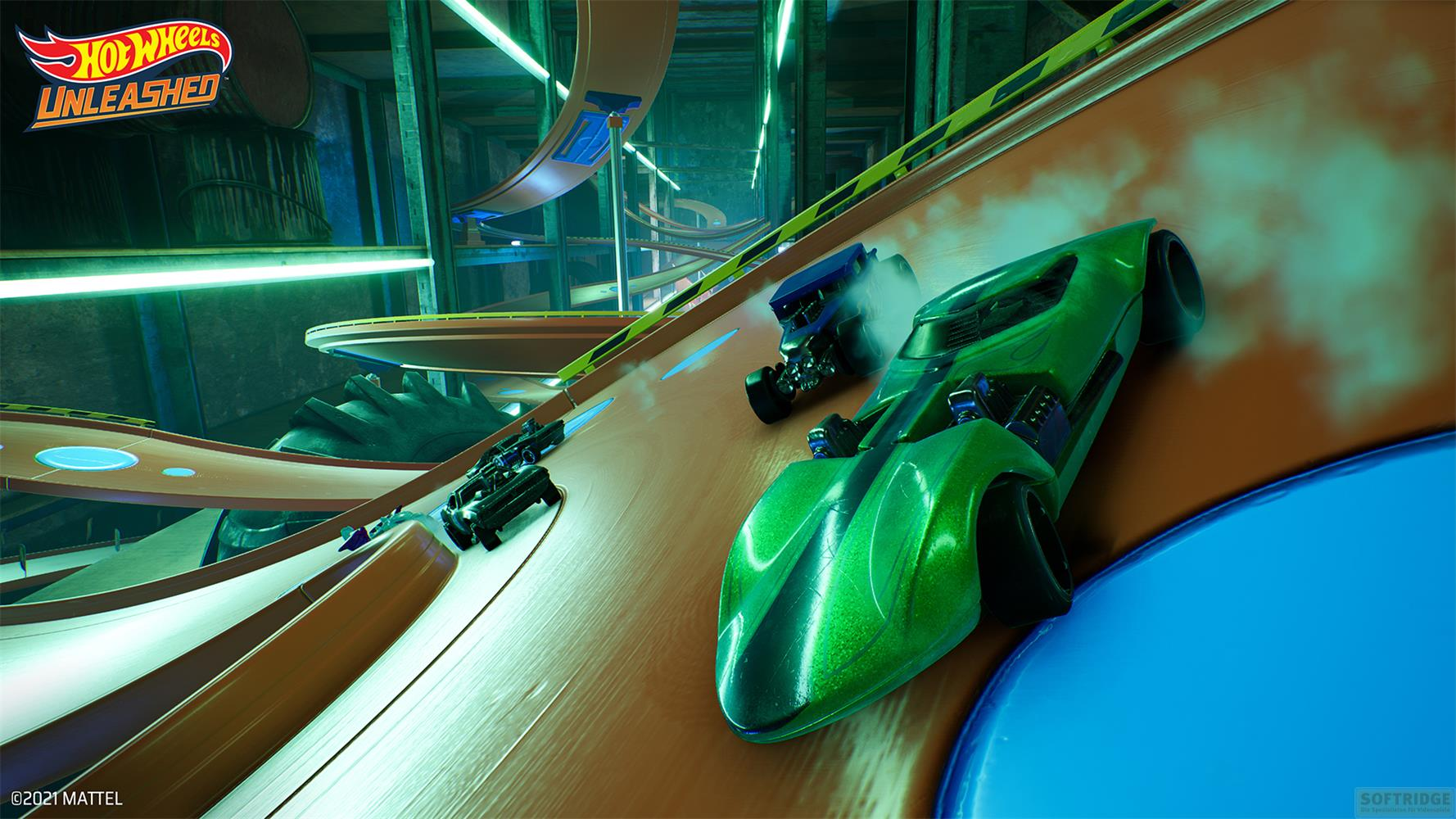 Grüne und blaue Hot-Wheels-Autos rasen auf einer orangefarbenen Rennstrecke mit Rauch.
