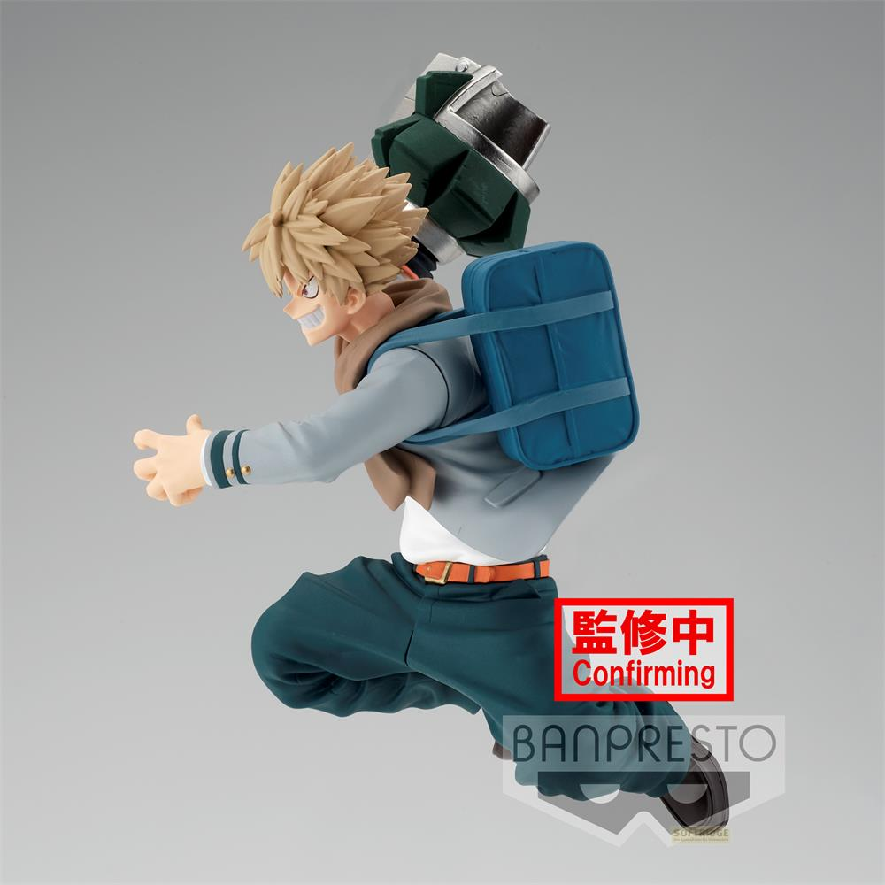Figura de anime con pelo rubio, mochila azul y explosiones verdes en la espalda.