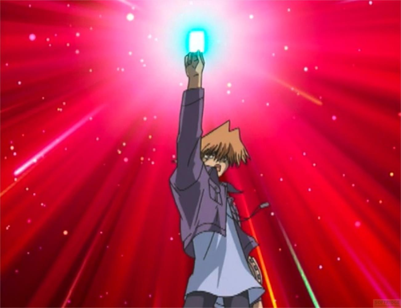Un personaggio anime tiene una carta luminosa sopra la testa su sfondo rosso.