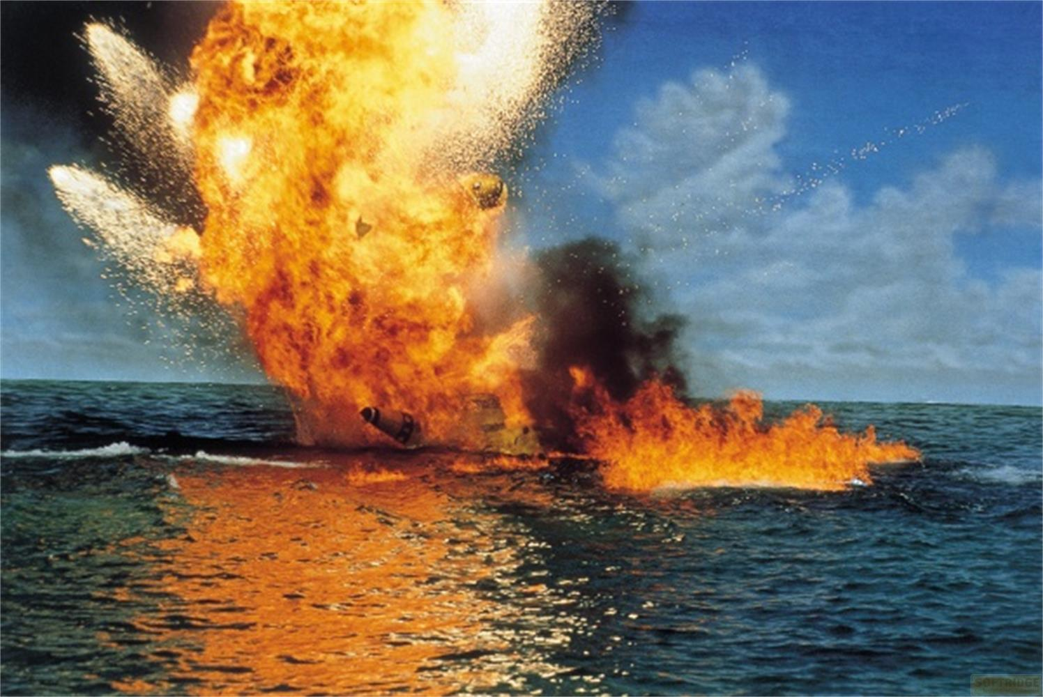 Eine große Explosion mit Flammen und Rauch über dem Meer.