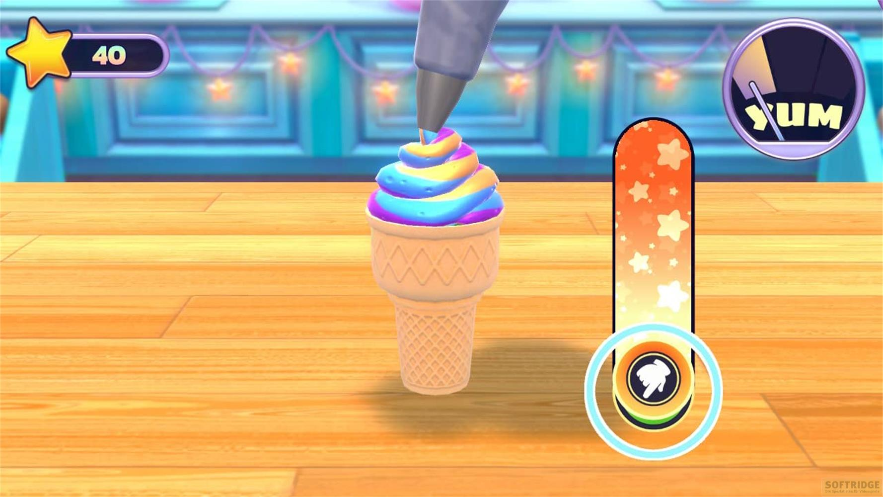 Ein Eis in einem Waffelbecher wird mit bunten Spiralen aus einer Spritztüte befüllt.