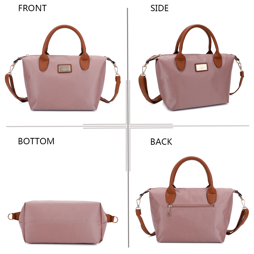 Eine staubige rosa Handtasche mit braunen Ledergriffen und einem abnehmbaren Riemen.